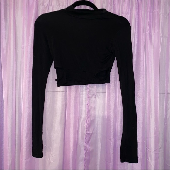 PrettyLittleThing Black Mock Neck Long Sleeve Crop Top with Hip Slits - Picture 1 of 4